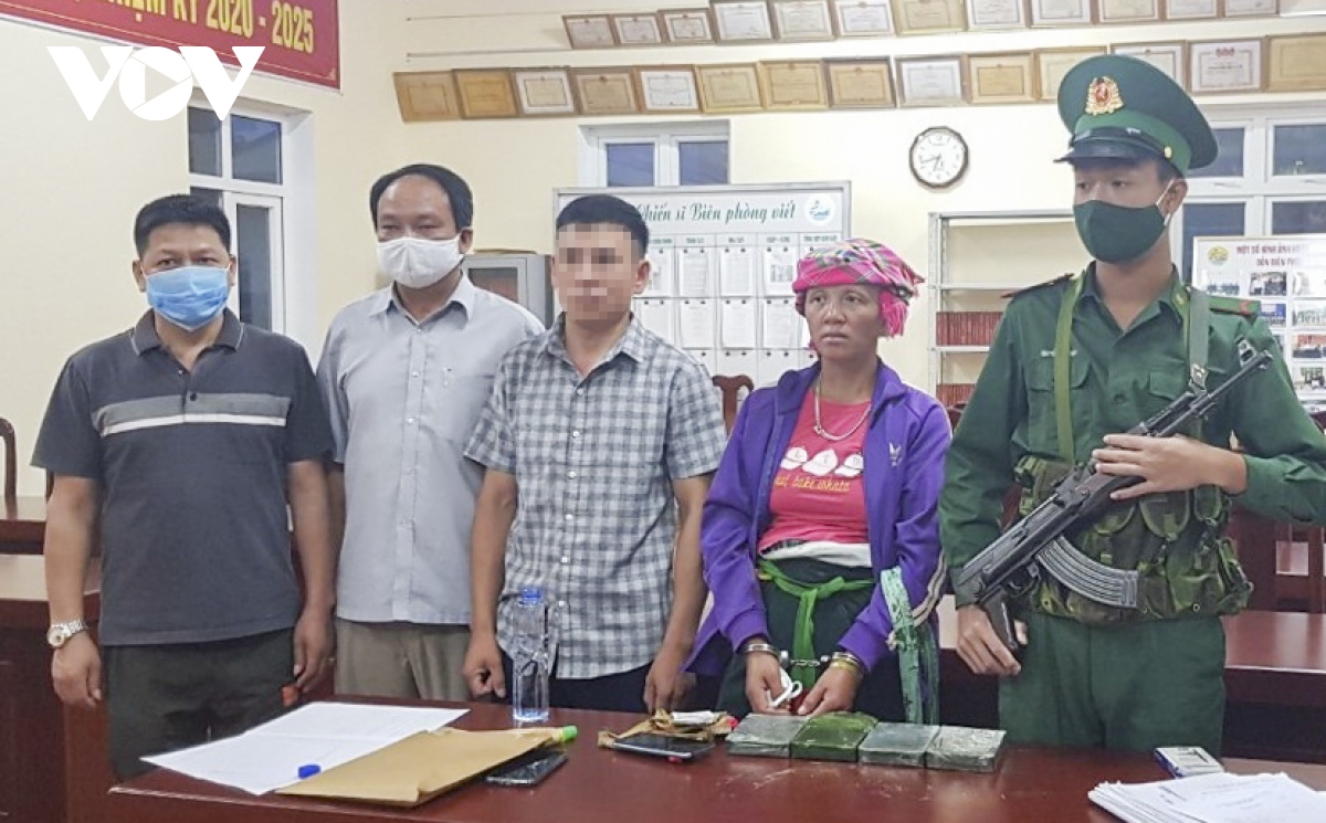Bắt giữ một phụ nữ người Lào mang 4 bánh heroin vào Việt Nam